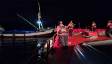 Tim SAR gabungan saat mengevakuasi kapal KM Hidup Makmur yang mengalami kerusakan mesin di perairan sebelah barat Pantai Ampenan menuju Pelabuhan Lembar.