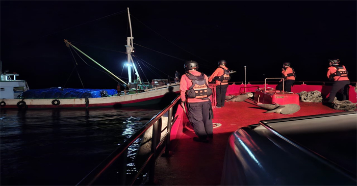 Tim SAR gabungan saat mengevakuasi kapal KM Hidup Makmur yang mengalami kerusakan mesin di perairan sebelah barat Pantai Ampenan menuju Pelabuhan Lembar.