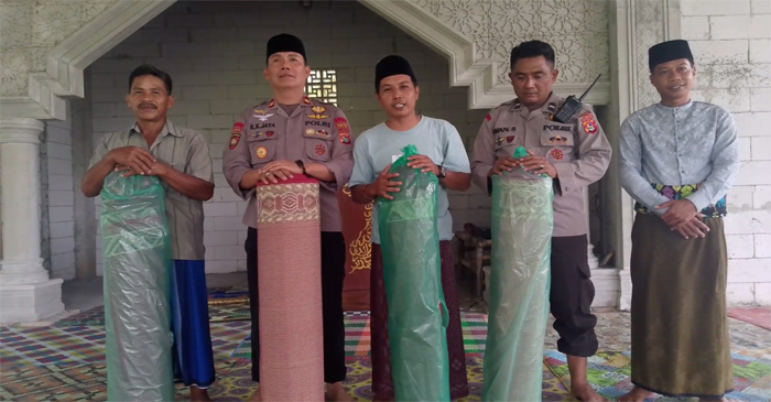 Kapolsek Pujut, IPTU R Kalimantan Jaya saat menyerahkan bantuan karpet kepada pengurus Masjid Nurul Ikhsan di Desa Sengkol, Kecamatan Pujut, Kabupaten Lombok Tengah.