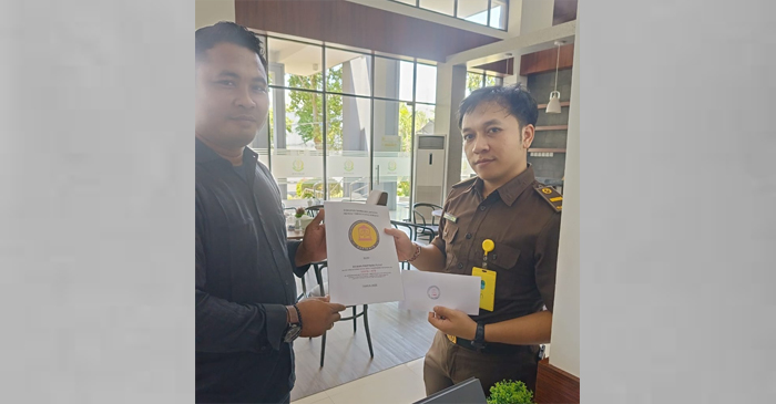 Pengurus Kasta NTB DPD KLU saat menyerahkan dokumen dan data-data tambahan terkait laporan dugaan korupsi SPPD Fiktif dan dugaan penyalahgunaan dana Pokir beberapa oknum anggota DPRD KLU ke Kejati NTB, Rabu (5/2/2025).