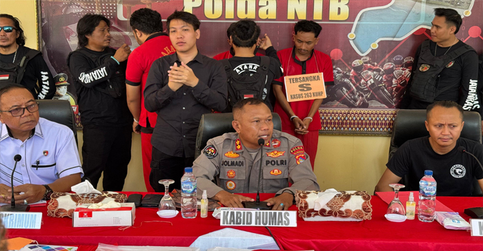 Suasana konferensi pers terkait pengungkapan kasus pencurian dan pemalsuan dokumen oleh Ditreskrimum Polda NTB.