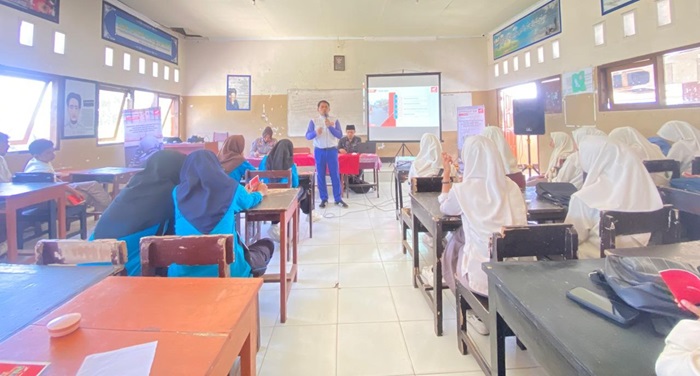 Satria Wiman Jaya, Instruktur Safety Riding dari Astra Motor NTB saat memberikan materi kepada siswa-siswi MAN Lombok Barat.