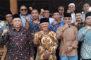 Tim Formatur pose bersama usai melakukan pertemuan di di Rumah Makan Medahar, Jalan dr Soedjono Lingkar Selatan, Kota Mataram, Rabu (19/2/2025).