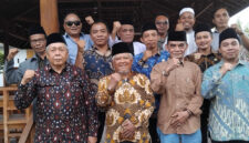 Tim Formatur pose bersama usai melakukan pertemuan di di Rumah Makan Medahar, Jalan dr Soedjono Lingkar Selatan, Kota Mataram, Rabu (19/2/2025).