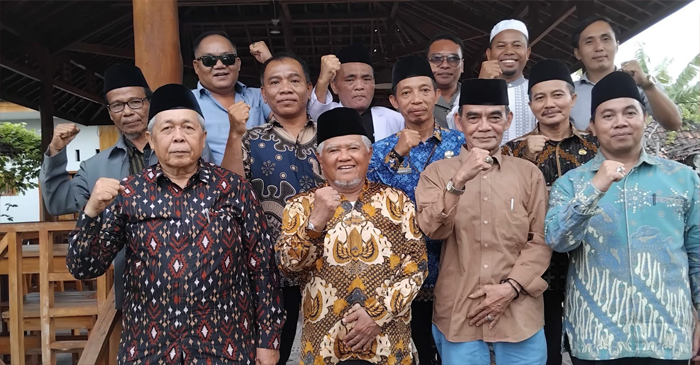 Tim Formatur pose bersama usai melakukan pertemuan di di Rumah Makan Medahar, Jalan dr Soedjono Lingkar Selatan, Kota Mataram, Rabu (19/2/2025).