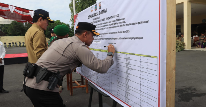 Kapolres Loteng, AKBP Iwan Hidayat saat ikut teken pakta integritas terkait ,