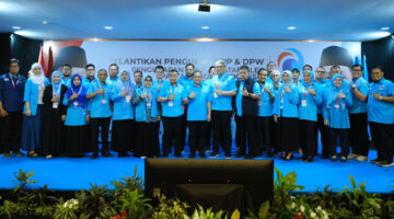 Para pengurus Partai Gelora pose bersama usai pelantikan di Hotel Grandkemang, Jakarta Selatan, Sabtu sore (22/2/2025).