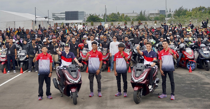 Para pemilik Honda PCX saat ditemui oleh pebalap dunia Joan Mir dan Luca Marini di ajang AHM–SRTC Deltamas, 1 Februari 2025.