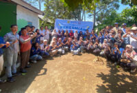 Suasana pose bersama usai peresmian alat instalasi biogas di dalam kawasan KWT Senamian Dusun Gunung Komak, Desa Setiling, Kecamatan Batukliang Utara, Kabupaten Lombok Tengah.