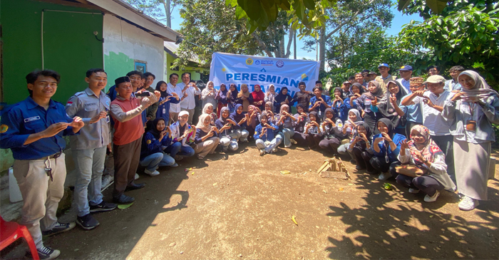 Suasana pose bersama usai peresmian alat instalasi biogas di dalam kawasan KWT Senamian Dusun Gunung Komak, Desa Setiling, Kecamatan Batukliang Utara, Kabupaten Lombok Tengah.