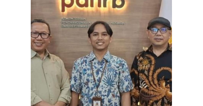 Plh Sekda Lotim, H Hasni (kiri), staf KemenPAN-RB (tengah) dan Ketua DPRD Lotim, M Yusri (kanan).