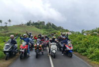 Para peserta touring yang digelar Astra Motor NTB pose bersama di jalan raya sekitar Tugu Persaudaraan Bikers.