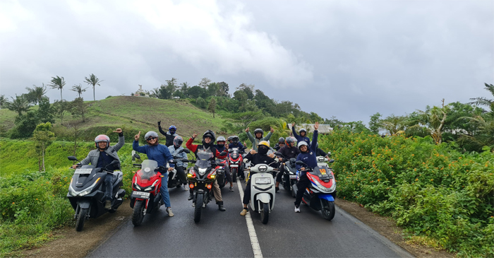 Para peserta touring yang digelar Astra Motor NTB pose bersama di jalan raya sekitar Tugu Persaudaraan Bikers.