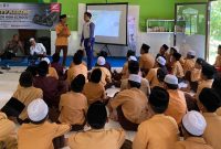 Astra Motor NTB bersama Satlantas Polres Lombok Barat merangkul Ponpes Aswaja NW Berambang untuk memberikan edukasi safety riding.
