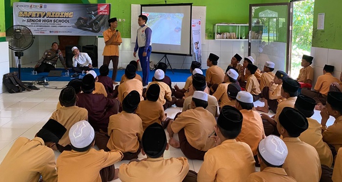 Astra Motor NTB bersama Satlantas Polres Lombok Barat merangkul Ponpes Aswaja NW Berambang untuk memberikan edukasi safety riding.
