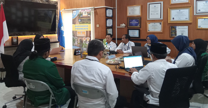 Suasana program magang mandiri mahasiswa Fakultas Sastra UNW Mataram di salah satu kantor dinas/instansi.