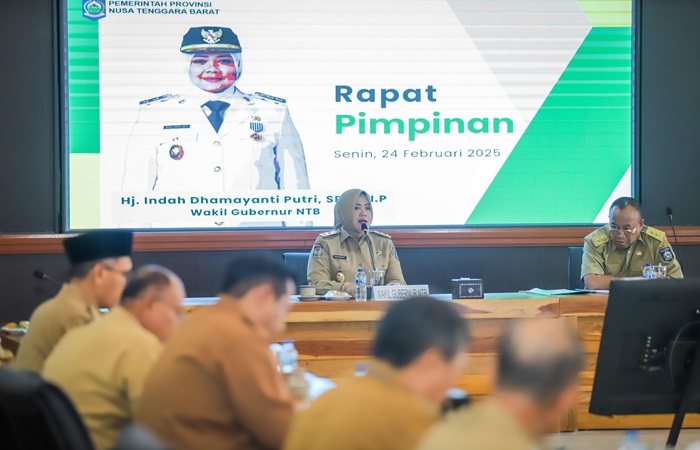 Wagub NTB, Hj Indah Dhamayanti Putri saat  memimpin Rapim perdana Pemprov NTB, di Ruang Rapat Tambora, Kantor Gubernur NTB, Senin (24/2/2025).