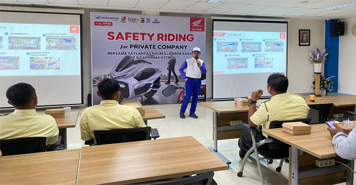 Para anggota security PT Sigap Prima Astrea  saat mengikuti pelatihan safety riding  yang diberikan oleh Astra Motor NTB bekerja sama dengan Satlantas Polres Lobar.