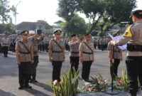 Kapolres Lombok Tengah, AKBP Iwan Hidayat, S.I.K., saat memimpin upacara Sertijab, di halaman Mapolres Lombok Tengah, Selasa (4/2/2025).