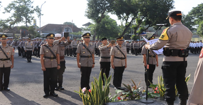 Kapolres Lombok Tengah, AKBP Iwan Hidayat, S.I.K., saat memimpin upacara Sertijab, di halaman Mapolres Lombok Tengah, Selasa (4/2/2025).