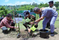 Suasana saat melakukan tanam serentak Agroforestry Pangan (Padi Lahan Kering dan Tanaman Produktif Kehutanan Mpts) bersama Ditjen Pengelolaan DAS dan Rehabilitasi Hutan, di KSU Lembah Jaya, Desa Kabul, Kecamatan Praya Barat Daya, Kabupaten Lombok Tengah, Selasa (4/2/2025).