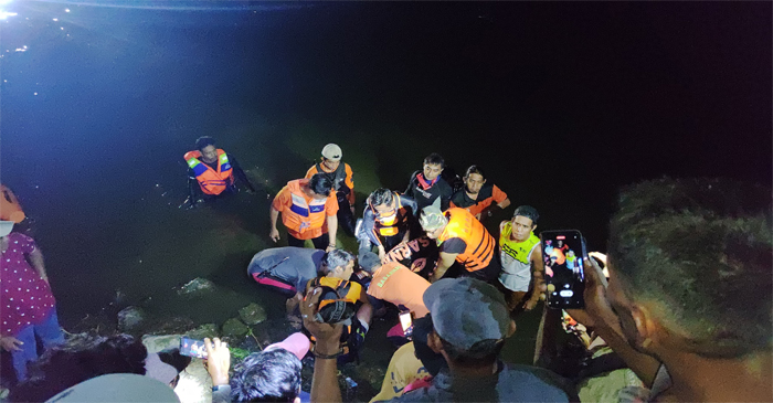 Tim SAR gabungan saat mengevakuasi korban tenggelam dalam keadaan meninggal dunia.