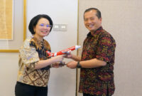 Gubernur NTB, Lalu Muhamad Iqbal (kanan) saat bersama Dirut AirAsia Indonesia, Veranita Yosephine Sinaga (kiri).