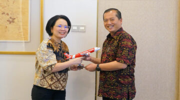 Gubernur NTB, Lalu Muhamad Iqbal (kanan) saat bersama Dirut AirAsia Indonesia, Veranita Yosephine Sinaga (kiri).