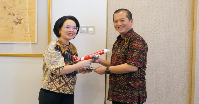 Gubernur NTB, Lalu Muhamad Iqbal (kanan) saat bersama Dirut AirAsia Indonesia, Veranita Yosephine Sinaga (kiri).