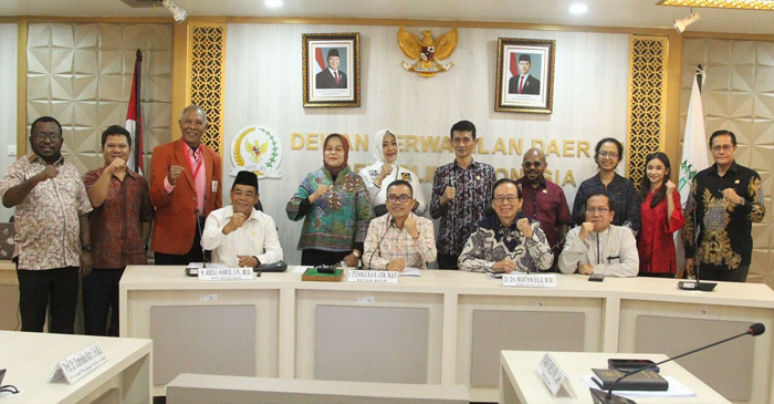 Pose bersama usai gelar Rapat Dengar Pendapat Umum (RDPU), di Gedung DPD RI, Kompleks Parlemen Senayan, Jakarta, Selasa (5/3/2025).