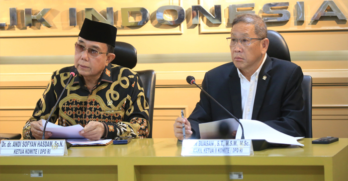 Ketua Komite I DPD RI, Andy Sofyan Hasdam (kiri), didampingi Wakil Ketua Komite I DPD RI, Bahar Buasan (kanan).