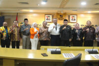 Suasana pose bersama usai menggelar Rapat Dengar Pendapat Umum (RDPU) di Kompleks Parlemen Senayan, Jakarta.