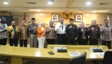 Suasana pose bersama usai menggelar Rapat Dengar Pendapat Umum (RDPU) di Kompleks Parlemen Senayan, Jakarta.