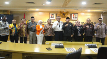 Suasana pose bersama usai menggelar Rapat Dengar Pendapat Umum (RDPU) di Kompleks Parlemen Senayan, Jakarta.