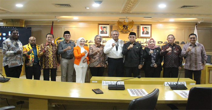 Suasana pose bersama usai menggelar Rapat Dengar Pendapat Umum (RDPU) di Kompleks Parlemen Senayan, Jakarta.