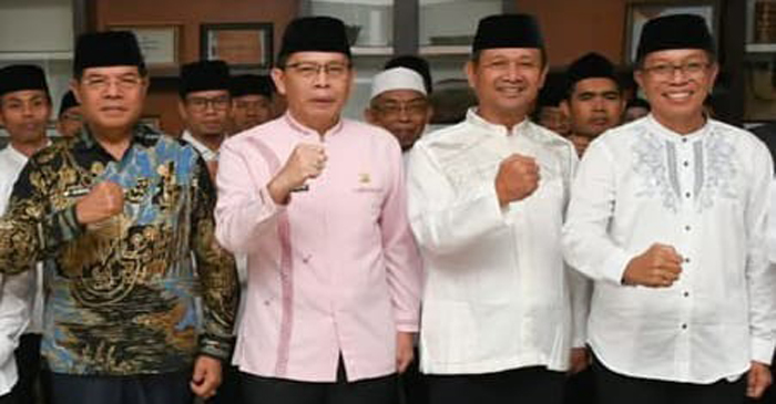 Suasana pose bersama usai pengukuhan dan pelantikan Pengurus LPTQ Lombok Timur masa bakti 2025-2029, di Lobi Kantor Bupati Lombok Timur, pada Jum'at (21/3/2025).