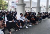 Calon PPPK saat menggelar aksi unjukrasa di Gedung DPRD Loteng.