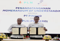 Dirut PLN, Darmawan Prasodjo (kanan) dan Dirut PT Pindad, Sigit P Santosa (kiri) saat menunjukkan MoU yang telah ditandatangani.