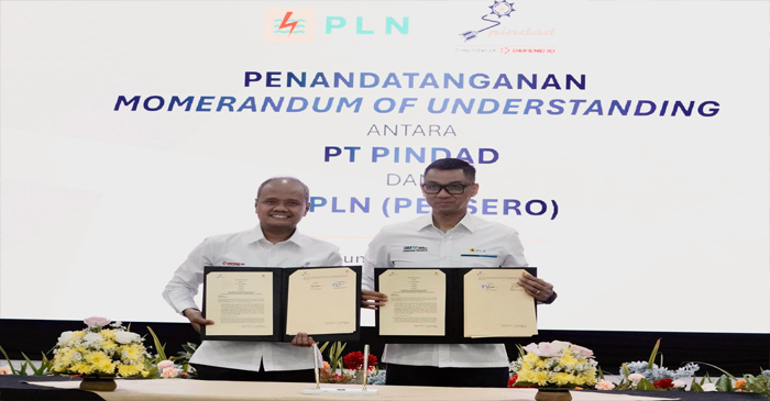 Dirut PLN, Darmawan Prasodjo (kanan) dan Dirut PT Pindad, Sigit P Santosa (kiri) saat menunjukkan MoU yang telah ditandatangani.