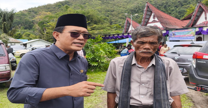 Anggota DPD RI, Pdt Penrad Siagian (kiri).