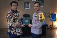 Kapolres Lombok Tengah, AKBP Iwan Hidayat, S.IK saat menerima penghargaan dari KPP Prstama Praya.