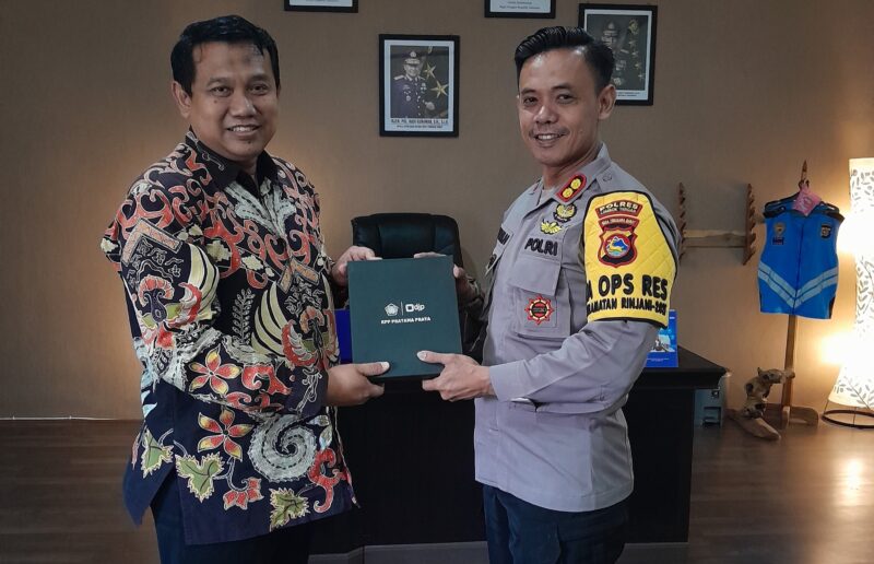 Kapolres Lombok Tengah, AKBP Iwan Hidayat, S.IK saat menerima penghargaan dari KPP Prstama Praya.