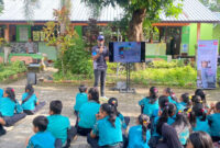 Para siswa-siswi SDN 1 Jembatan Kembar saat mendapatkan edukasi safety riding dari pihak Astra Motor NTB bekerjasama dengan Satlantas Polres Lobar.