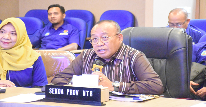 Sekda NTB, HL Gita Ariadi saat menghadiri Rakor Persiapan Penyelenggaraan Fornas ke-VIII di Provinsi NTB Tahun 2025, yang berlangsung secara daring, di Command Center Kantor Gubernur NTB, Kamis (6/3/2025).