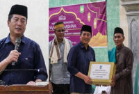 Gubernur NTB, Lalu Muhammad Iqbal saat memberikan paket bantuan kepada lansia di Desa Lunyuk Rea, Kecamatan Lunyuk, Kabupaten Sumbawa (foto kanan).