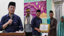 Gubernur NTB, Lalu Muhammad Iqbal saat memberikan paket bantuan kepada lansia di Desa Lunyuk Rea, Kecamatan Lunyuk, Kabupaten Sumbawa (foto kanan).