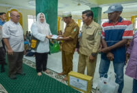 Wagub NTB, Hj Indah Dhamayanti Putri saat menyerahkan bantuan  pembangunan Masjid Haqul Yaqin dan paket sembako kepada puluhan warga Desa Labuan Haji, Kecamatan Tarano, Kabupaten Sumbawa, pada Selasa (11/3/2025).