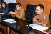 Suasana Rapat Forum Komunikasi Pemangku Kepentingan Kabupaten Lombok Timur yang dipimpin Bupati Lotim, H Haerul Warisin (tengah) didampingi Sekda Lotim, HM Juaini Taofik (kanan), di ruang rapat Bupati Lotim, Selasa (18/3/2025).