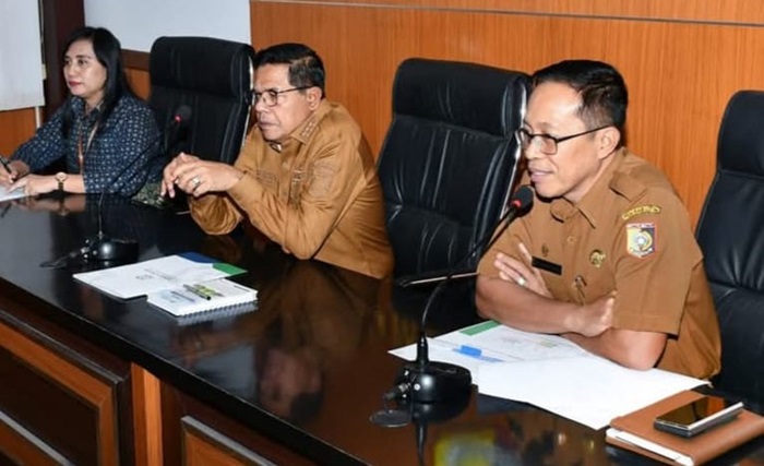 Suasana Rapat Forum Komunikasi Pemangku Kepentingan Kabupaten Lombok Timur yang dipimpin Bupati Lotim, H Haerul Warisin (tengah) didampingi Sekda Lotim, HM Juaini Taofik (kanan), di ruang rapat Bupati Lotim, Selasa (18/3/2025).