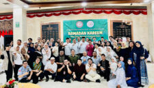 caption foto:
Suasana pose bersama di sela-sela kegiatana buka puasa bersama ratusan Staf Ahli dan Staf Administrasi DPD RI serta jajaran Kesetjenan DPD RI.